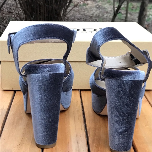 The Mode Collective☀️The Podium Sandal in charcoal - Picture 6 of 9